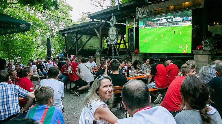 Einige Biergärten in Würzburg übertragen am Samstag das Spiel Deutschland gegen Portugal, so wie das 'Postkutscherl' ein Kickers-Spiel im vergangenen Jahr.