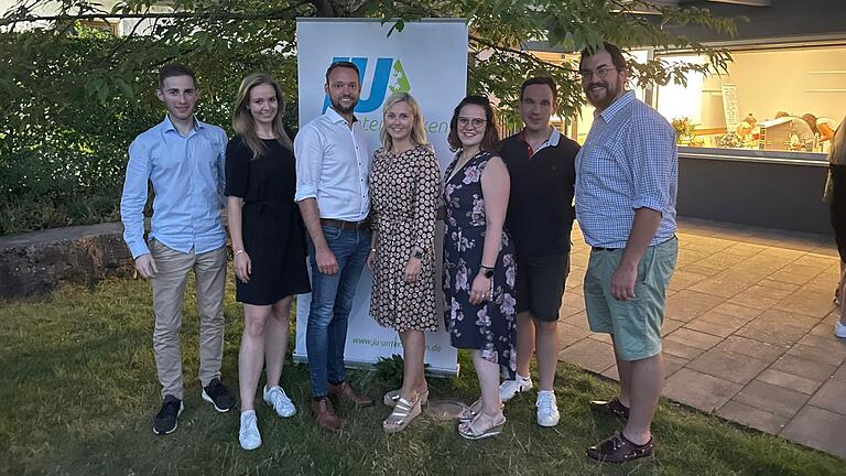 Von Links nach rechts: Florian Wiesner (Stellvertreter), Rena Schimmer (Stellvertreterin),Thomas Siepak (Bezirksvorsitzender), Isabell Rott (Stellvertreterin), Andrea Schneider(Schatzmeisterin), Michael Kohl (Stellvertreter), Michael Holl (Schriftführer).