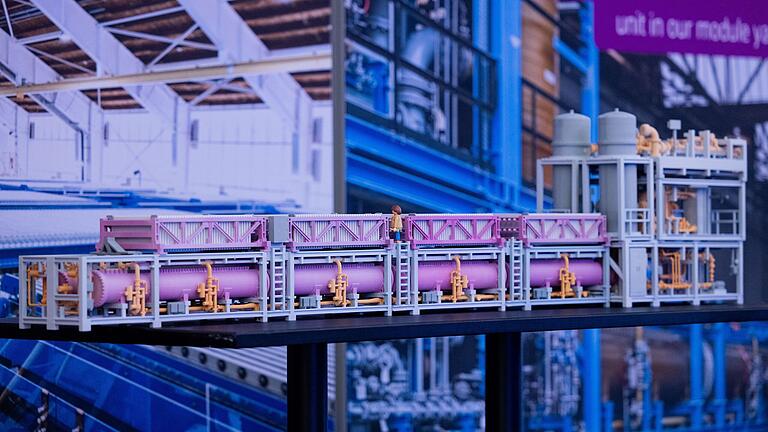So könnte ein Elektrolyseur aussehen, der Wasserstoff aus Wasser gewinnt. Dieses Modell eines Anlagenmoduls zeigte der Hersteller Thyssenkrupp Nucera im Dezember 2023.