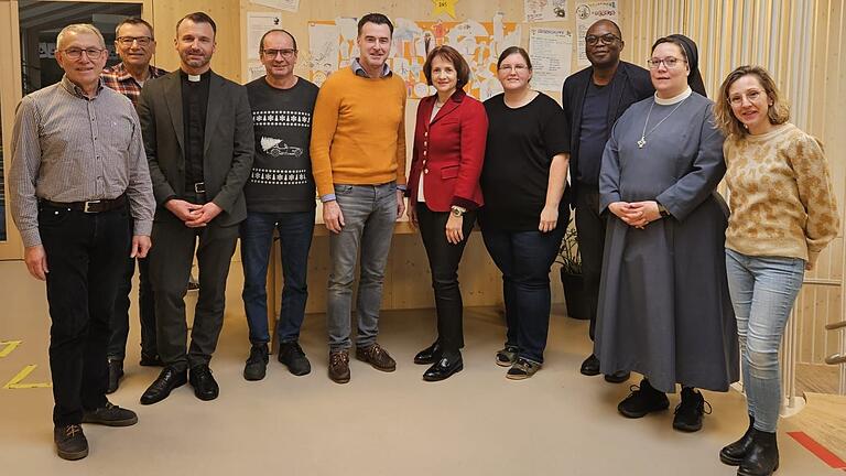 Freuen sich über die Auszeichnung: Roland Lörner (Kirchenverwaltung), Peter Wolf (Kirchenpfleger), Pfarrer Fuchs, Alfred Heinrich, Markus Schenk (Bürgermeister), Uta Mapara (Mapara Stiftung/Firma Krick), Gabriele Alassani (stellv. Kita-Leitung), Pfarrer Fungula, Sr. Katharina-Elisabeth, Marion Voith (Kindergartenverein). Freuen sich über die Auszeichnung: Roland Lörner (Kirchenverwaltung), Peter Wolf (Kirchenpfleger), Pfarrer Fuchs, Alfred Heinrich, Markus Schenk (Bürgermeister), Uta Mapara (Mapara Stiftung/Firma Krick), Gabriele Alassani (stellv. Kita-Leitung), Pfarrer Fungula, Sr. Katharina-Elisabeth, Marion Voith (Kindergartenverein).
