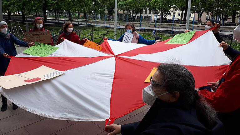 Therapeutinnen und Therapeuten aus der Behindertenhilfe spannten am Montag Abend symbolisch vor der Staatskanzei in München einen Rettungsschirm auf. Therapeutinnen und Therapeuten aus der Behindertenhilfe spannten am Montag Abend symbolisch vor der Staatskanzei in München einen Rettungsschirm auf.