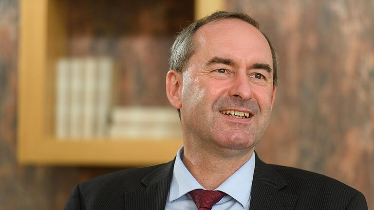 Hubert Aiwanger gerät in der eigenen Partei zunehmend unter Druck. Die Freien Wähler Lohr beklagen jetzt seinen 'peinlichen Auftritt' im Landtag. Das Bild zeigt Aiwanger im September bei einem Redaktionsbesuch in Würzburg. Hubert Aiwanger gerät in der eigenen Partei zunehmend unter Druck. Die Freien Wähler Lohr beklagen jetzt seinen 'peinlichen Auftritt' im Landtag. Das Bild zeigt Aiwanger im September bei einem Redaktionsbesuch in Würzburg.