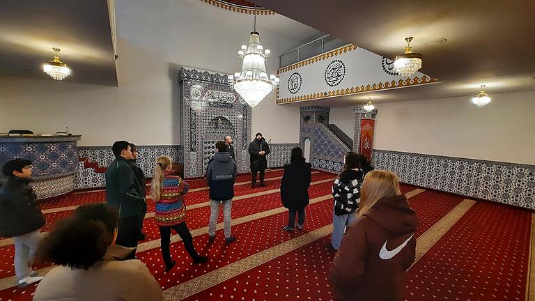 Sichtlich beeindruckt waren die Schüler in der Moschee.