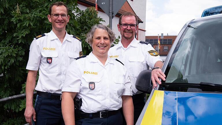 Polizeivizepräsident Holger Baumbach (links) verabschiedete Polizeihauptkommissarin Annette Fröhlich und begrüßte Polizeihauptkommissar Oliver Ebert in Gemünden.