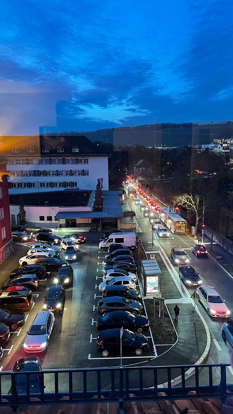 Auto an Auto in allen Richtungen: So sieht es neuerdings unterhalb von Oliver Bertsches Wohnung am Abend aus. Auto an Auto in allen Richtungen: So sieht es neuerdings unterhalb von Oliver Bertsches Wohnung am Abend aus. 