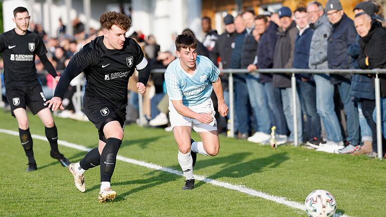 Max Endres (links) von der SpVgg Giebelstadt und Daniel Kechel vom FC Hopferstadt liefern sich ein Laufduell an der Seitenlinie. Im Kreisliga-Nachholspiel zwischen Hopferstadt und Giebelstadt gab es vor 350 Zuschauerinnen und Zuschauern keinen Sieger. Max Endres (links) von der SpVgg Giebelstadt und Daniel Kechel vom FC Hopferstadt liefern sich ein Laufduell an der Seitenlinie. Im Kreisliga-Nachholspiel zwischen Hopferstadt und Giebelstadt gab es vor 350 Zuschauerinnen und Zuschauern keinen Sieger.