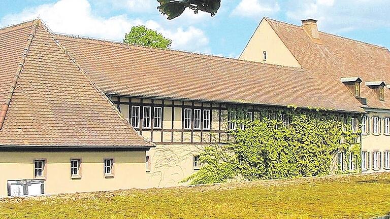 Fast 20 Jahre hat das RMD-Gelände in Steinbach vor sich hingeschlummert. Nun wollen die neuen Eigentümer dort ein kleines Baugebiet verwirklichen. Das Bild zeigt die Rückansicht des ehemaligen Verwaltungsgebäudes aus Richtung Osten.