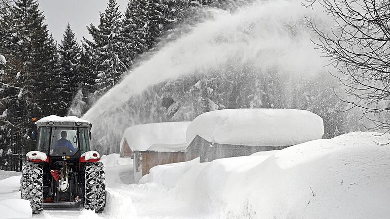 Ein Schneepflug räumt Schnee von einer Straße in Ramsau am Dachstein. In weiten Teilen Österreichs sind in den letzten Tagen erhebliche Mengen an Schnee gefallen. Ein Schneepflug räumt Schnee von einer Straße in Ramsau am Dachstein. In weiten Teilen Österreichs sind in den letzten Tagen erhebliche Mengen an Schnee gefallen. 