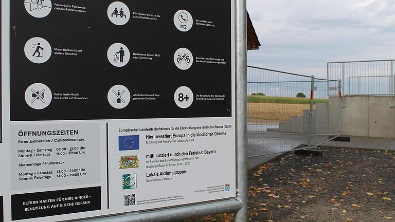 Auf einer großen Tafel am neuen Freizeitpark Süd in Gerolzhofen wird auf die Öffnungszeiten hingewiesen. Skaten und Pumptrack ist nur nachmittags erlaubt. Auf einer großen Tafel am neuen Freizeitpark Süd in Gerolzhofen wird auf die Öffnungszeiten hingewiesen. Skaten und Pumptrack ist nur nachmittags erlaubt.