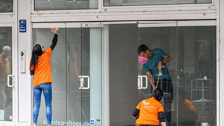 Saubermachen in der Kaiserstraße: Helfer vom 'Konsortium Kaiserstraße' reinigen hier Schaufenster von leer stehenden Läden, bevor diese neu dekoriert werden.&nbsp;