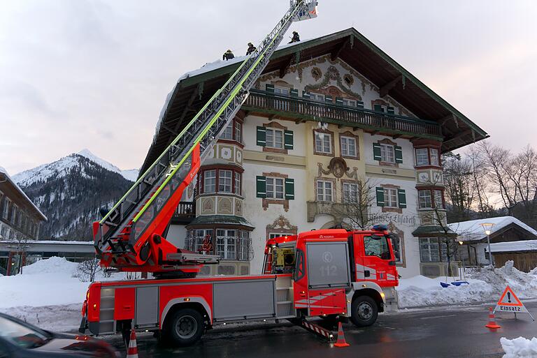 Dächer vom Schnee zu befreien, war eine der Hauptaufgaben beim Einsatz in Oberbayern.