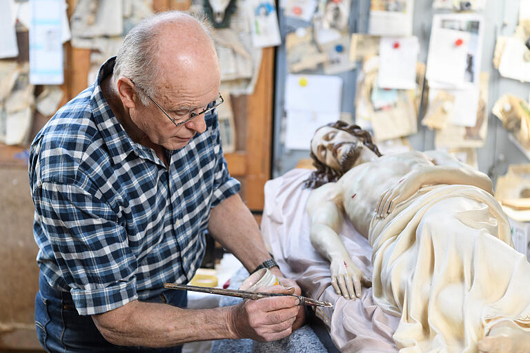 Der Restaurator mit seinem Patienten. Der Restaurator mit seinem Patienten.