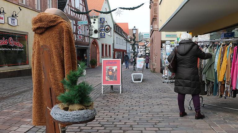 Am Montagmorgen sind noch alle Geschäfte in der Marktheidenfelder Innenstadt offen. Vor dem harten Lockdown haben manche ihre Öffnungszeiten verlängert. Am Montagmorgen sind noch alle Geschäfte in der Marktheidenfelder Innenstadt offen. Vor dem harten Lockdown haben manche ihre Öffnungszeiten verlängert.