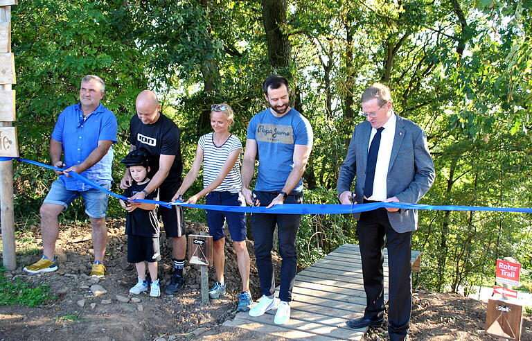 Mit dem Durchschneiden des Bandes ist der Bikepark offiziell eröffnet, mit dabei sind (von links) Martin Wirsing, Steffen Englert mit Sohn, Dr. Birgit Sperlich, Bruno Domokos und Bürgermeister Wolfgang Seifert.