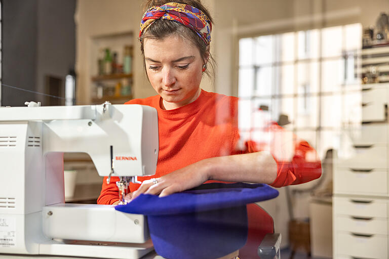 Einer der letzten Arbeitsschritte: An der Nähmaschine wird der Bridé genäht, die Krempe wird umgeklappt und vernäht. Einer der letzten Arbeitsschritte: An der Nähmaschine wird der Bridé genäht, die Krempe wird umgeklappt und vernäht.