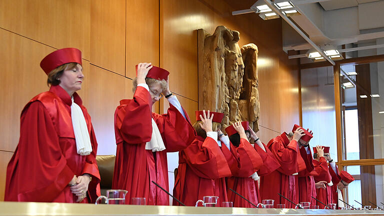 130357591.jpg       -  Rote Richterrobe vor Bundesadler. Das Verfassungsgericht in Karlsruhe ist das höchste deutsche Gericht.