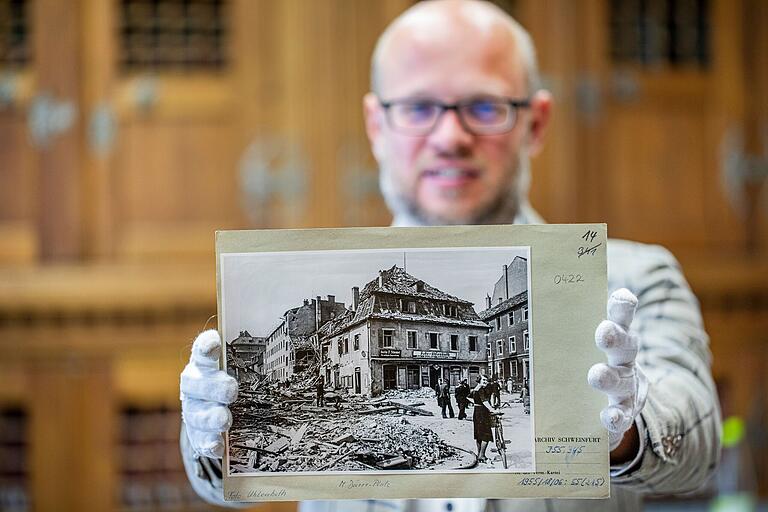 Am Dürer-Platz hat Hans Uhlenhuth nach dem Luftangriff vom 19. Juli 1944 diese Aufnahme gemacht.