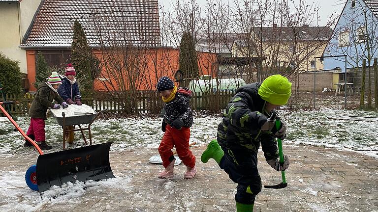 Schulausfall in Unterfranken: Wie hier in Großlangheim (Lkr. Kitzingen) nutzten viele Kinder den Tag zum Toben und manchmal auch für eine Schneeballschlacht.&nbsp;