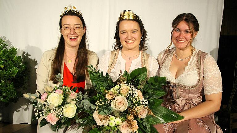 Herzliche Krönungsfeier in Escherndorf: Julia Voll (Bildmitte) übernahm am Sonntag die Weinkrone von Lea Marquard (rechts). Erste Gratulantin war die fränkische Weinkönigin Lisa Lehritter (links).