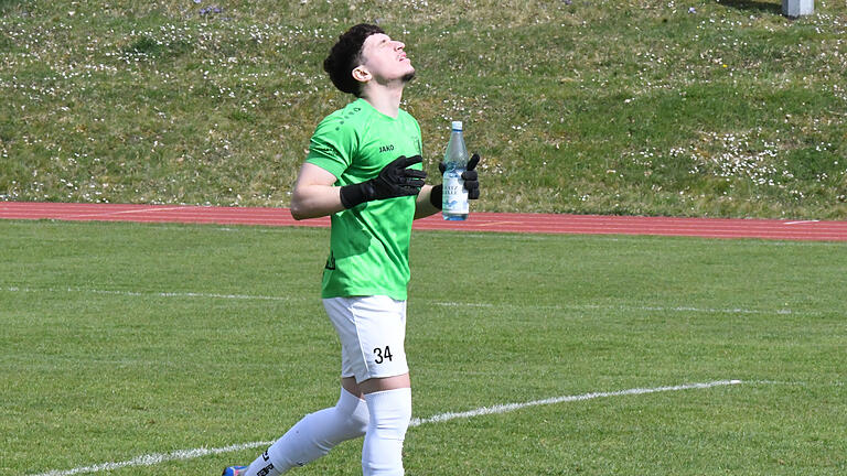 Rhöner Fußball-Nachlese       -  Das kann doch alles nicht wahr sein… Nach der 0:2-Pleite gegen den TSV Ettleben verlor Keeper Tedi Kokalari mit seinem FC 06 Bad Kissingen die Tabellenführung in der Bezirksliga Ost an den FC Sand.