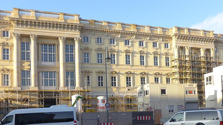 Das Foto zeigt einen Teil der vom Bamberger Natursteinwerk rekonstruierten südlichen Fassade des Berliner Schlosses während der Bauphase im November 2018.