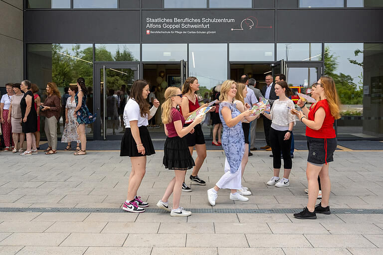 Sie bildeten ein erfrischendes Element bei der Eröffnungsfeier in drückender Sommerhitze: Schülerinnen der Berufsschule, die in Lied und Film ihre Verbundenheit mit der Schule ausdrückten.