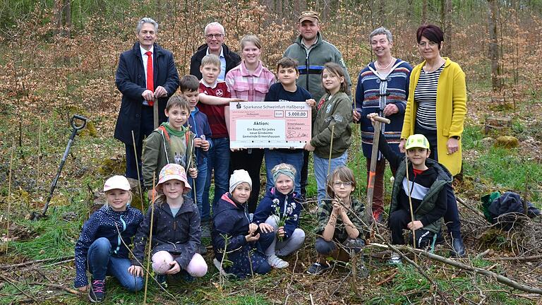 Scheckübergabe (hinten von links): Vorstandsvorsitzender Peter Schleich, Bürgermeister Günter Pfeiffer, Revierleiter Jan Bergmann sowie die beiden Erzieherinnen Evi Stühler und Ulrike Denninger zusammen mit den Kindern der Mittagsbetreuung Ermershausen Scheckübergabe (hinten von links): Vorstandsvorsitzender Peter Schleich, Bürgermeister Günter Pfeiffer, Revierleiter Jan Bergmann sowie die beiden Erzieherinnen Evi Stühler und Ulrike Denninger zusammen mit den Kindern der Mittagsbetreuung Ermershausen