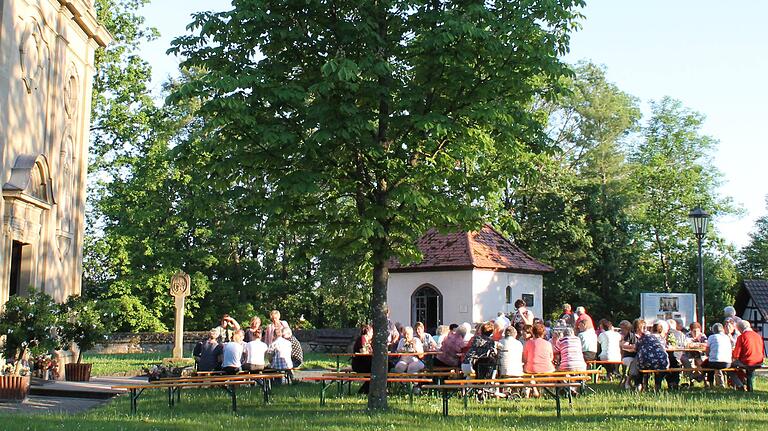 Im Schatten der Findelberg-Kirche feierten die Caritas-Ehrenamtlichen. Im Schatten der Findelberg-Kirche feierten die Caritas-Ehrenamtlichen.