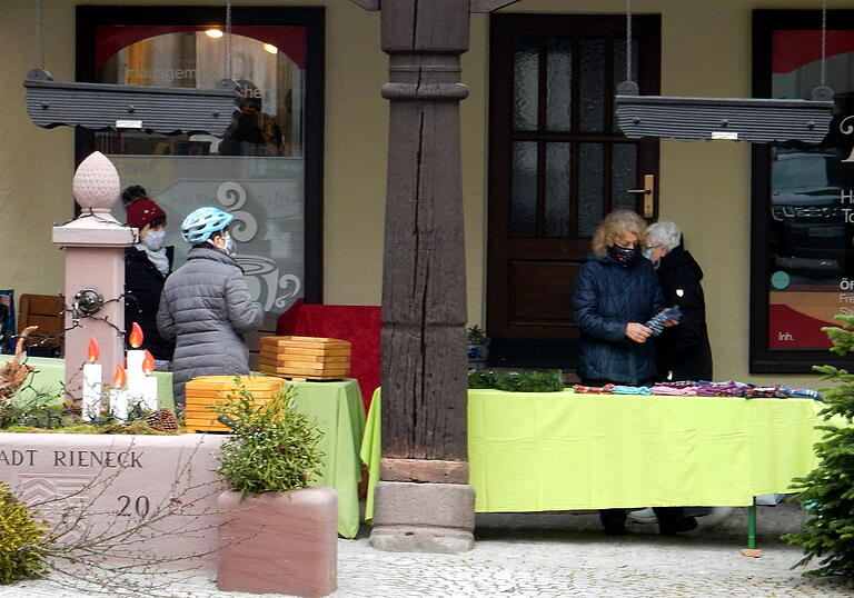 Bereits am Samstag vor dem 1. Advent hatte der Frauenbund einen Verkaufsstand mit Bastelarbeiten am historischen Eck neben dem neuen Brunnen aufgebaut. Bereits am Samstag vor dem 1. Advent hatte der Frauenbund einen Verkaufsstand mit Bastelarbeiten am historischen Eck neben dem neuen Brunnen aufgebaut.
