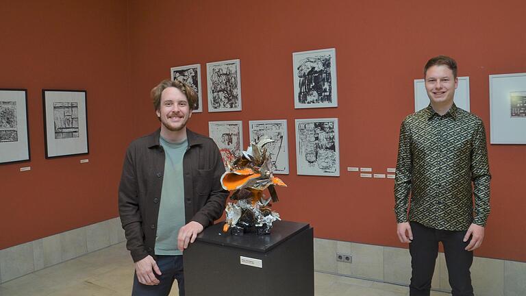 Ausstellungseröffnung im Museum Otto Schäfer. Kurator Jan Soldin (rechts) zeigt Bilder der Fantasie aus fünf Jahrhunderten. Matthias Plenkmann führt in die Jetztzeit.