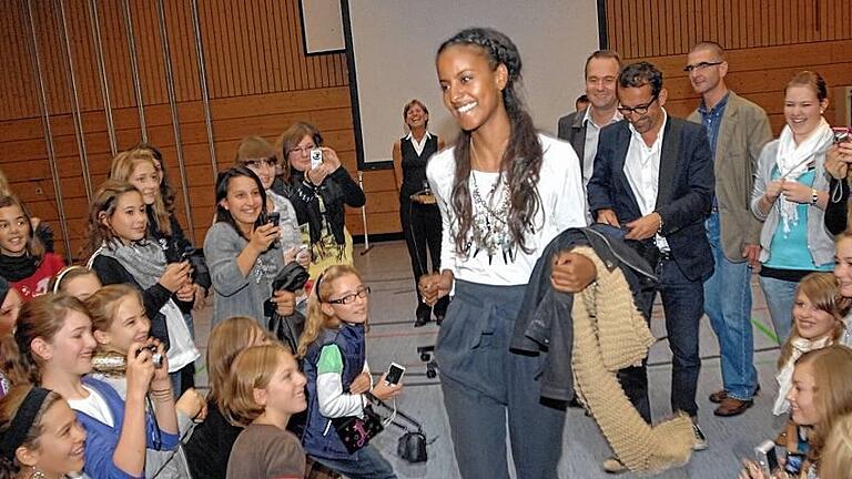 Sara       -  Umlagert: Topmodel Sara Nuru bei einem Besuch in der Würzburger St.-Ursula-Schule.