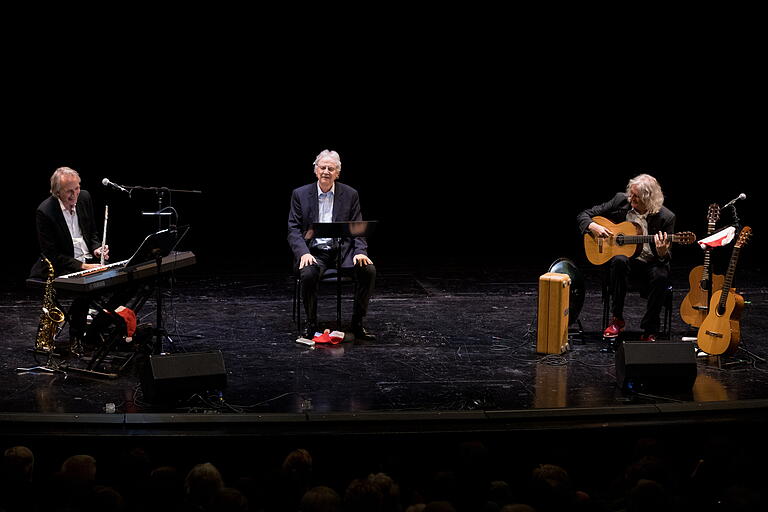 „Schiefe Märchen und schräge Geschichten“: Paul Maar mit den Musikern&nbsp;Wolfgang Stute und&nbsp;Konrad Haas am 2. Dezember 2019 auf der Bühne des Mainfranken Theaters in Würzburg.