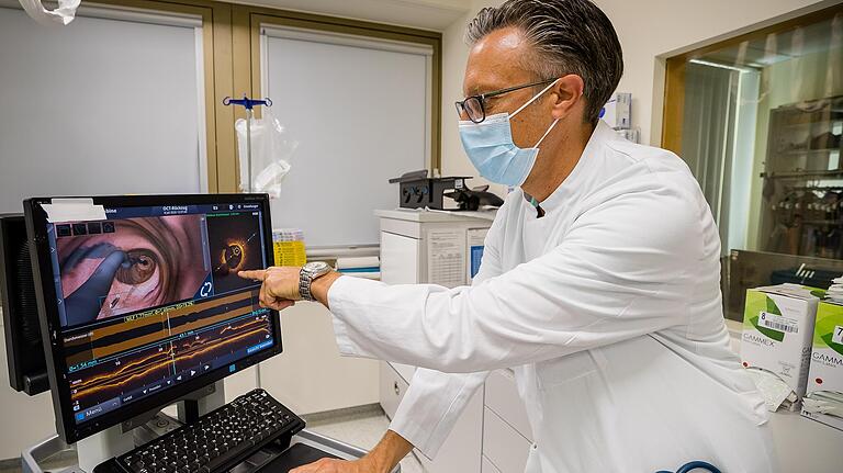 Chefarzt Prof. Dr. Karl Mischke im Herzkatheterlabor des Leopoldina: Mit der Optischen Kohärenztomografie (OCT) lassen sich die Gefäßwände von Herzkranzarterien untersuchen.&nbsp;