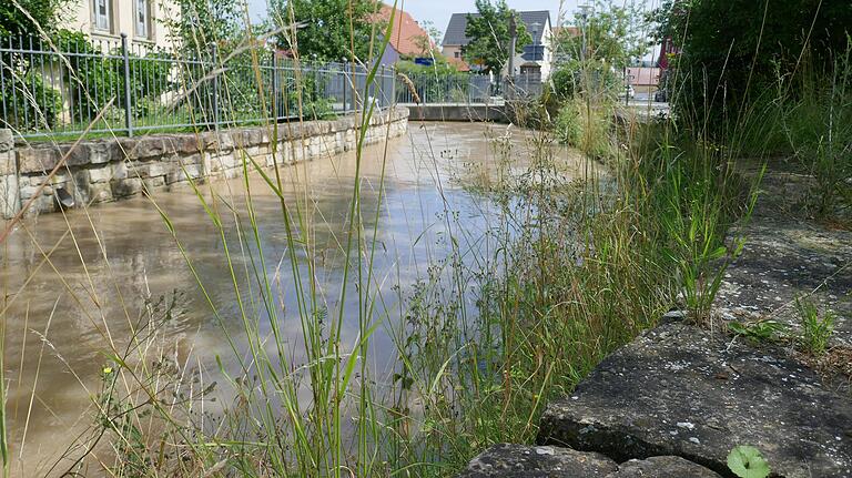 Mindestens noch zwei Tage wird der Westheimer Bach im Altort von Knetzgau viel Wasser führen, da die Gemeinde den Stausee im Westen so schnell wie möglich ablassen will.&nbsp;