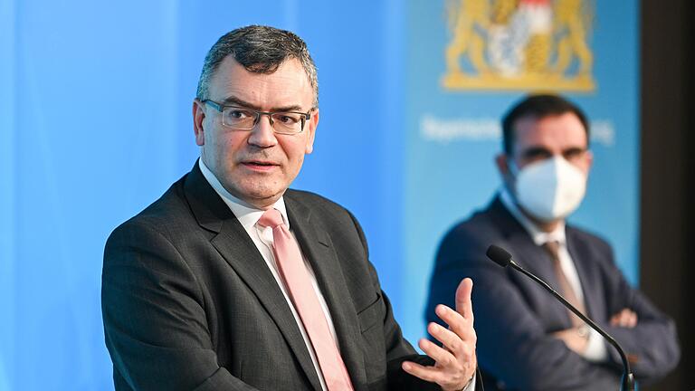 Florian Herrmann (CSU), Leiter der Staatskanzlei in Bayern, und andere bayerische Minister informieren über die Beratungen des Kabinetts zur Corona-Politik. Florian Herrmann (CSU), Leiter der Staatskanzlei in Bayern, und andere bayerische Minister informieren über die Beratungen des Kabinetts zur Corona-Politik.