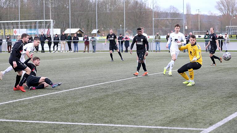 Da war die Welt beim FC Sand noch in Ordnung: Nicolas John (am Boden) bugsiert den Ball vorbei an Seligenportens Schlussmann Herbert Schötterl zur 2:1-Führung.