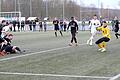 Da war die Welt beim FC Sand noch in Ordnung: Nicolas John (am Boden) bugsiert den Ball vorbei an Seligenportens Schlussmann Herbert Schötterl zur 2:1-Führung.