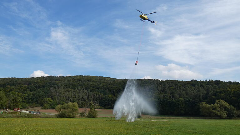 Punktgenau traf der Pilot des Hubschraubers einen markierten Bereich auf einer Wiese bei Sulzbach.