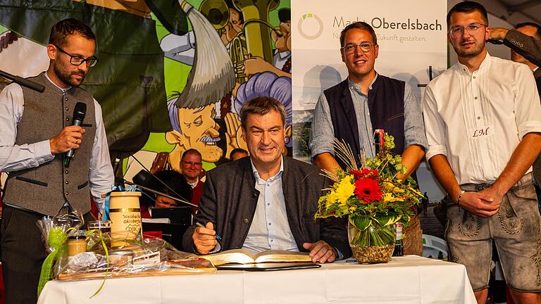 Beim 39. Weisbacher Oktoberfest trug sich Markus Söder in das Goldene Buch ein. Bürgermeister Björn Denner (links) und DJK-Vorsitzender Christoph Kamm freuten sich entsprechend.&nbsp;