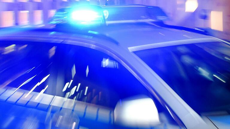 Die Kriminalpolizei Würzburg sucht weiterhin nach Zeugen, die Hinweise zu einem möglichen sexuellen Übergriff gegen eine 17-Jährige am Rosenmontag in Himmelstadt geben können. (Symbolbild)