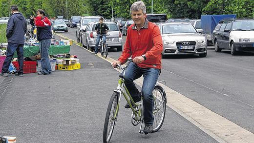 Blieb nur mit Gegenlenken in der Spur: Frank Reinhold auf seinem kuriosen Spezialfahrrad mit zwei Steuerköpfen.