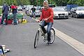 Blieb nur mit Gegenlenken in der Spur: Frank Reinhold auf seinem kuriosen Spezialfahrrad mit zwei Steuerköpfen.