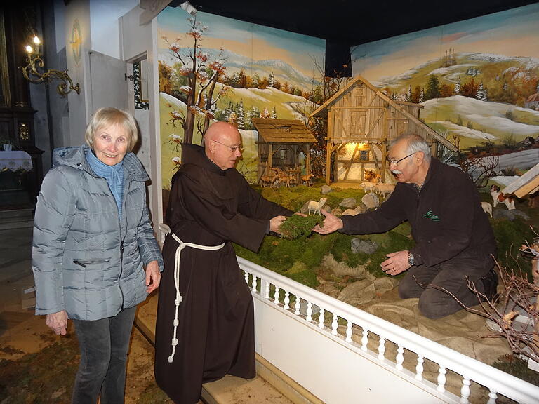 Günter Metz (rechts), Pater Georg Andlinger und Anni Metz haben die Krippe in der Klosterkirche am Kreuzberg aufgebaut.