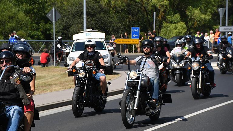 Laut Veranstalter folgten rund 1500 Biker dem Aufruf zur Motorrad Demo in Mellrichstadt.