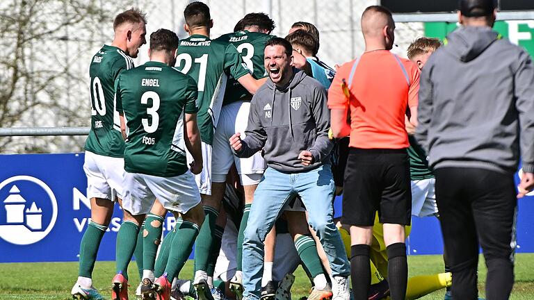 Grenzenloser Jubel: Durch einen Treffer von Felix Schwarzholz kurz vor Schluss gewinnt der FC 05 Schweinfurt das Auswärtsspiel beim 1. FC Nürnberg II mit 4:3.