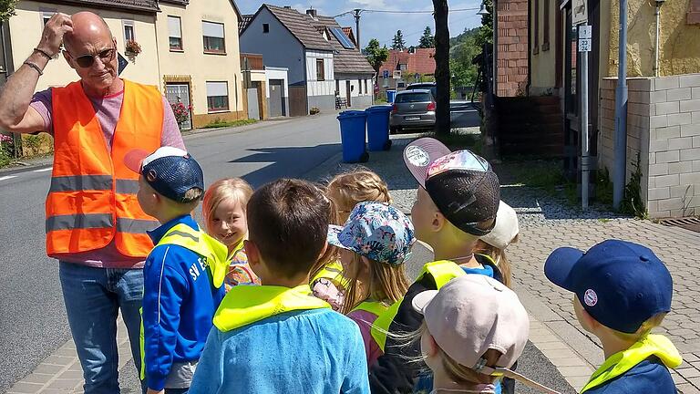 Für die Eußenheimer Vorschulkinder heißt es 'Stopp an der Gehwegkante'.