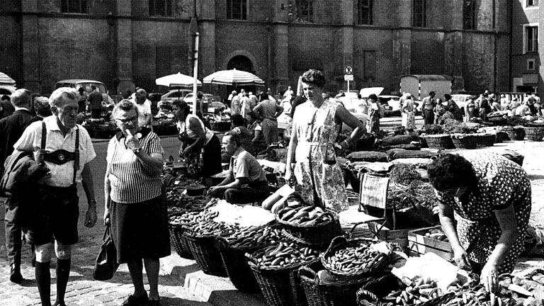 Kümmerli       -  Den Gurken der Konservenindustrie zum Trotz: Würzburger Hausfrauen verkauften im August 1970 ihre selbst eingelegten &bdquo;Kümmerli&ldquo; auf dem Markt hinterm Würzburger Dom.