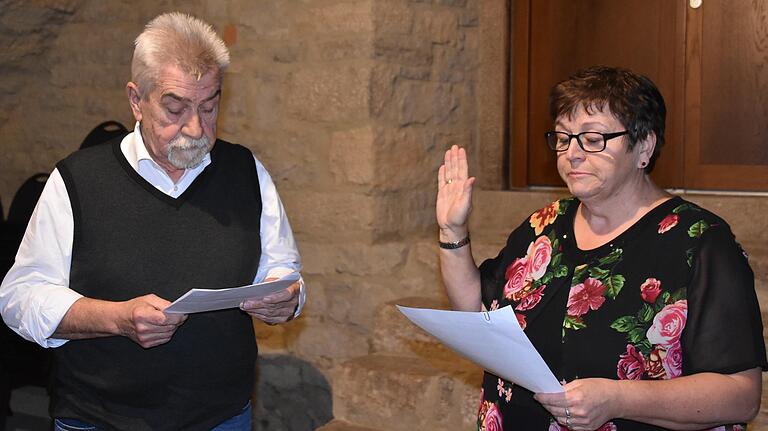 Dieter Melzer vereidigt die neue Bürgermeisterin von Tauberrettersheim, Karin Fries.