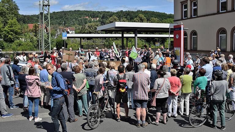 Rund 150 Bürger forderten am Montag Verbesserungen am Lohrer Bahnhof.