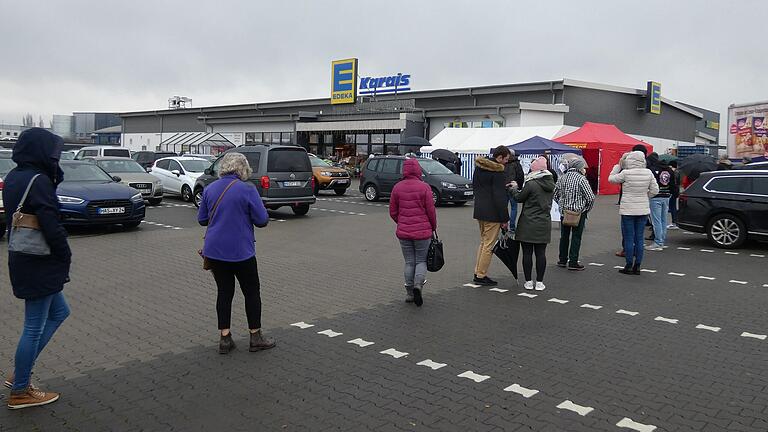 Bereits vor Beginn der Impfaktion am Samstag in Knetzgau war die Menschenschlange auf dem Edeka-Parkplatz 100 Meter lang. Etwa 160 Menschen kamen letztlich in gut vier Stunden an die Reihe. Bereits vor Beginn der Impfaktion am Samstag in Knetzgau war die Menschenschlange auf dem Edeka-Parkplatz 100 Meter lang. Etwa 160 Menschen kamen letztlich in gut vier Stunden an die Reihe.